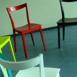 Z recyklovaných reklamních materiálů Kongresového centra Praha vznikne originální nový nábytek