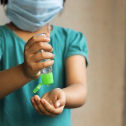 Žáci základních škol v Praze 6 se se na koronavirus testují PCR testy ze slin