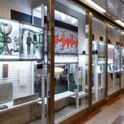 Zmodernizovaný vestibul stanice Anděl – Na Knížecí hostí první výstavu: futuristickou vizi pražského metra Minulá budoucnost