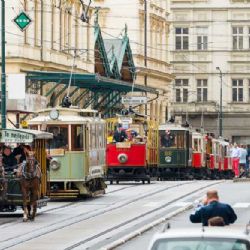 Praha slaví 150 let MHD velkolepým tramvajovým průvodem