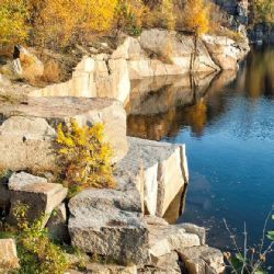 Turisté riskují život koupáním v zakázaných lomech