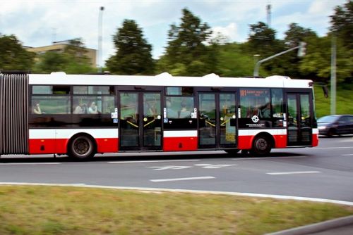 Foto: Autobusové zastávky v Praze pouze na znamení