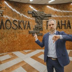 Bronzová plastika v metru Anděl dostane tabulku o sovětské okupaci