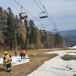 Hasiči úspěšně cvičili záchranu z lanovky na Monínci