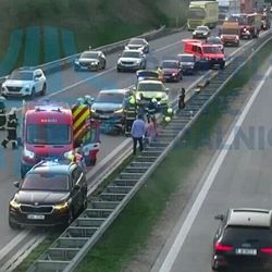 Kamion srazil motorkáře, policie hledá svědky