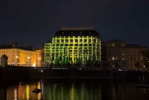 Foto: Plzeňský Prazdroj a Národní divadlo oslnily světelnou show k 120. výročí Kytice