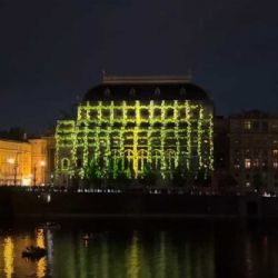 Plzeňský Prazdroj a Národní divadlo oslnily světelnou show k 120. výročí Kytice