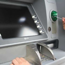 Pozor na podvody s bezkontaktními kartami: Policie varuje před novými triky