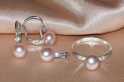 obrázek:Praha 9: Rozbil vitrínu a odnesl 1,5 kg zlata