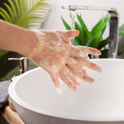 Hepatitida A v Praze na vzestupu: Nedostatek teplé vody komplikuje prevenci