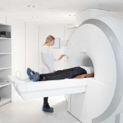 Pražané se hrnou na magnetickou rezonanci: Včasná detekce nádorů láká díky příběhům známých osobností