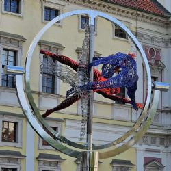 Socha Věra od Davida Černého zdobí Tyršův dům v Praze