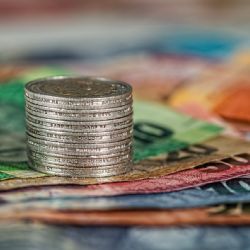 Zmatený muž zanechal tašku s pokladem na zastávce MHD